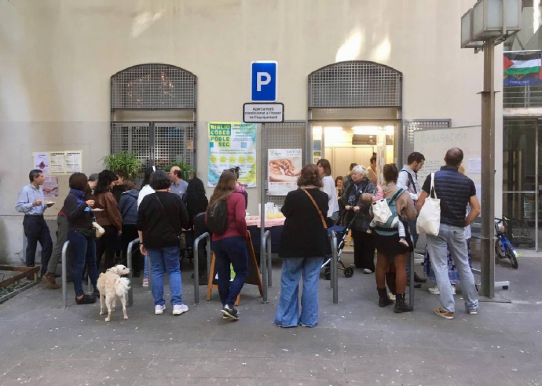 S'inaugura la Bibliocoses del Poble-sec, un espai comunitari de préstec d'objectes