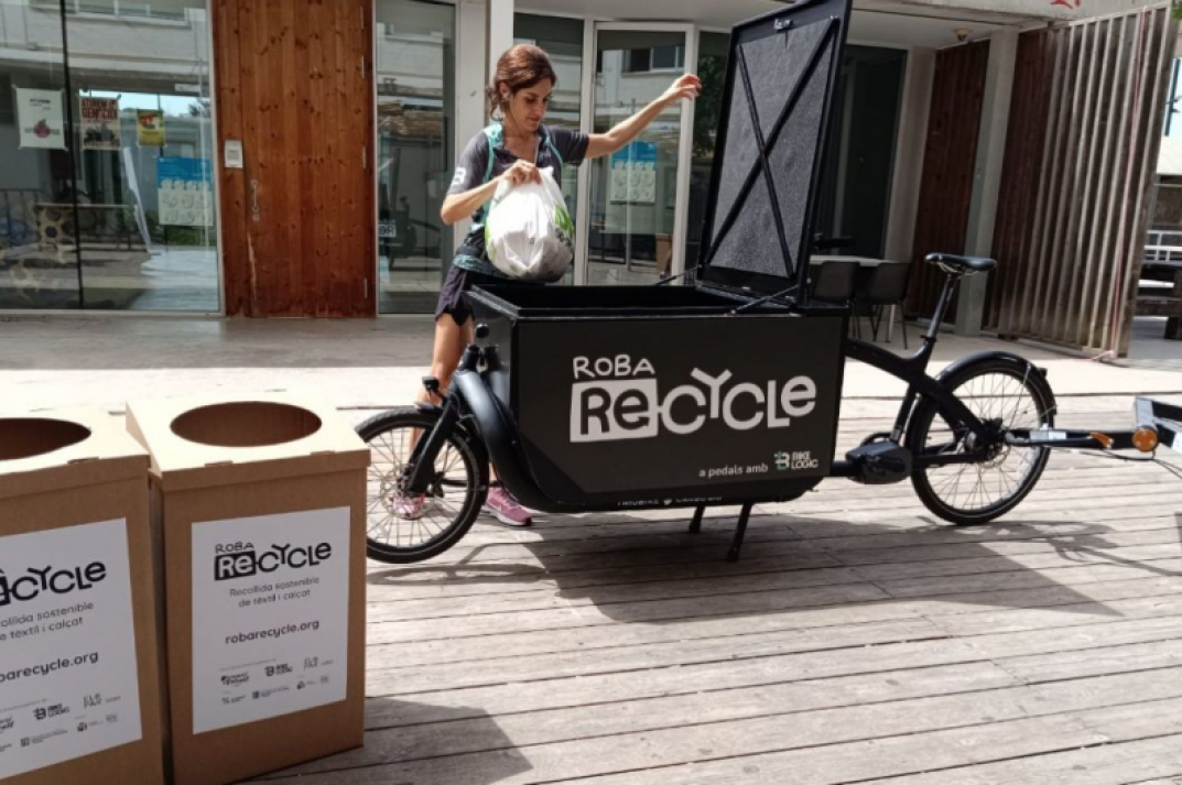 Sant Cugat establece un nuevo modelo de recogida de ropa con bicicletas de carga