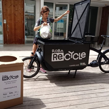 Sant Cugat establece un nuevo modelo de recogida de ropa con bicicletas de carga